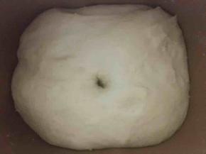 揉制黄油完全吸收后继续选择发酵键至2至2.5倍大