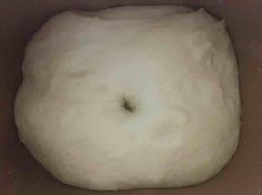 揉制黄油完全吸收后继续选择发酵键至2至2.5倍大