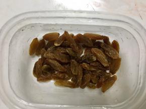 葡萄干洗净沥干水备用