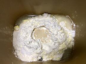 采用先放液体，后放粉类，盐和糖放对角的，酵母挖个洞放粉类中间，启用面包机和面程序