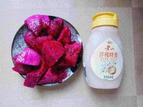 火龙果去皮，切小块。