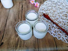 自己做的酸奶，如果没有自己做的酸奶，选用浓稠的老酸奶也可以。