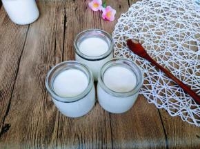 自己做的酸奶，如果没有自己做的酸奶，选用浓稠的老酸奶也可以。