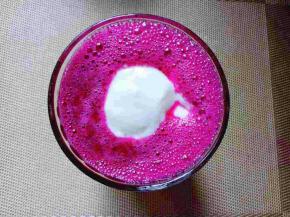 把榨好的火龙汁倒入杯中，最好选用玻璃透明的杯子哈！
用勺子慢慢把酸奶盛入杯子里。