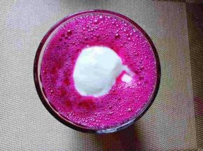 把榨好的火龙汁倒入杯中，最好选用玻璃透明的杯子哈！
用勺子慢慢把酸奶盛入杯子里。