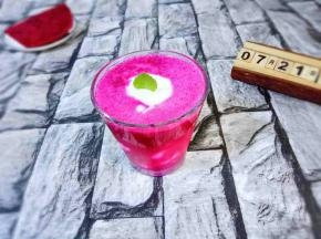 装饰个薄荷叶，火龙果奶昔特饮。(^_^)