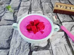 搅拌均匀，顶上装饰一点小块的火龙果，美美哒开喝啦！