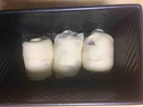 收口朝下放入吐司盒，放温暖处发酵至九分满