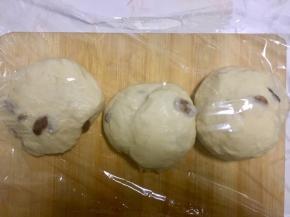 分成三份面团，滚圆后盖保鲜膜松弛15分钟