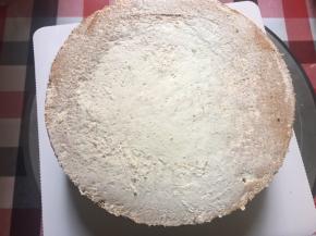 350g奶油是有剩的，将剩下的奶油简单抹面补漏……然后把蛋糕放冰箱冷藏（我是分2次抹面的，第一次简单抹面为了防止抹面过程中蛋糕的皮屑影响抹面的完美）这是第一次抹面补漏