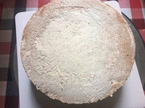 350g奶油是有剩的，将剩下的奶油简单抹面补漏……然后把蛋糕放冰箱冷藏（我是分2次抹面的，第一次简单抹面为了防止抹面过程中蛋糕的皮屑影响抹面的完美）这是第一次抹面补漏