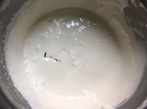 250g淡奶油打发，打发至6分发时，加入红色色素