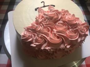 用6齿裱花嘴裱上奶油花，6齿转一圈，就出现奶油花的形状了，由上而下，一层接一层裱奶油花