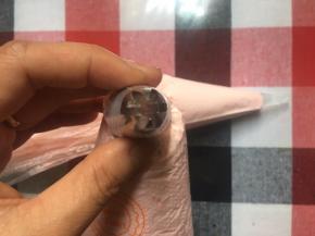 一个裱花袋装入30g淡奶油，一个裱花袋剪口放进6齿裱花嘴，装入剩下的淡奶油