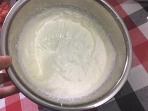 150g淡奶油加入细砂糖打发至7分发，进行抹面