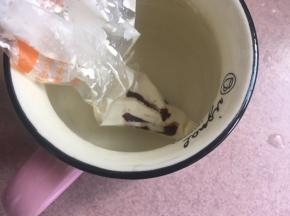 制作甘纳许，黑巧克力与淡奶油1:1混合，隔温水融合