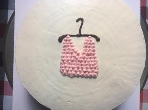 甘纳许画上衣架，小量淡奶油裱花袋剪小口，挤小圆画上衣部分
