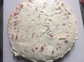 
蛋糕坯抹上一层奶油，一层水果，再抹奶油，这样一层水果奶油夹心就做好了，接着又一层蛋糕坯一层水果奶油夹心……一直把2层水果夹心和3片蛋糕坯，完整放好