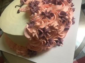 在粉色奶油花上间断裱上小花点缀裙子