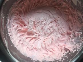 打发至全发，进行裱花