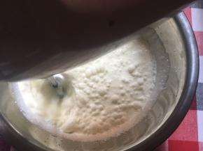 350g的淡奶油一次性倒入全部细砂糖和朗姆酒，先高速打发，酸奶状时转中速，出现纹路后转低速