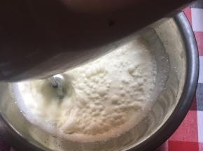 350g的淡奶油一次性倒入全部细砂糖和朗姆酒，先高速打发，酸奶状时转中速，出现纹路后转低速