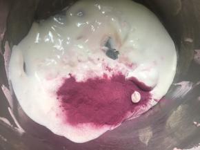 剩下50g淡奶油加砂糖和紫薯粉打发至裱花状态