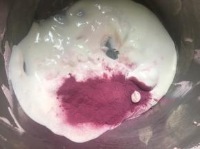 剩下50g淡奶油加砂糖和紫薯粉打发至裱花状态