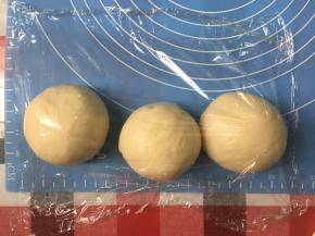 切分成3个等量的面团，并滚圆盖保鲜膜静置10分钟
