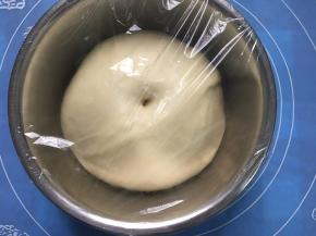 一发至面团是原来的2倍大小，手指沾面粉，在面团中戳小洞，不回缩。