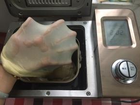 除了黄油外，其它材料和中种面团一同放面包机里和面20分钟。面包机一个程序后，面团在里面静置10分钟后，加入黄油揉至完全阶段，揉出漂亮的手套膜。