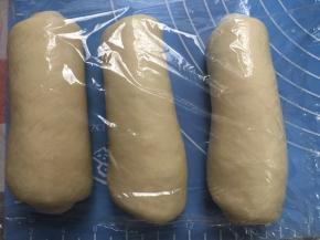 3面团擀好后包保鲜膜静置10分钟