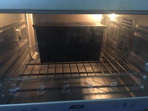 烤箱165度预热，烘烤35分钟，出炉放烤网放凉。