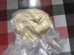 面团揉匀即可，表面光滑无需出膜，用一个结实的保鲜袋装好，排出里面的空气，收口密封起来，室温放置半小时后放冰箱冷藏一夜。