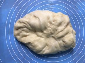 面团进行按压排气