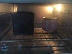 面团放进烤箱进行二发，现在温度高，没有开发酵功能，只是烤箱里放一杯热水，直接二发，中间换3次热水就可以了。
