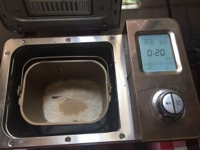 提前一天晚上做中种，中种面团材料全部混合，面包机和面20分钟。