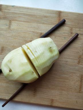 切成0.5cm的片，底部不要切断，切的时候可把底部垫两支筷子