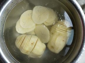 切好的土豆放冷水 泡10分钟去除多余的淀粉