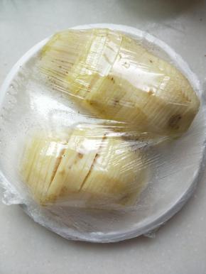 泡好的土豆盖上保鲜膜放入微波炉五分钟