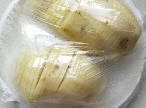 泡好的土豆盖上保鲜膜放入微波炉五分钟