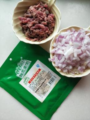 准备材料，洋葱，蒜瓣切碎，肉馅，调料备用