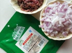 准备材料，洋葱，蒜瓣切碎，肉馅，调料备用