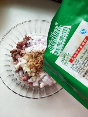 肉馅和洋葱蒜瓣放在容器里加入酷克壹佰的调料搅拌均匀、