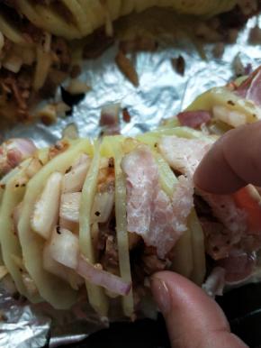 将肉馅夹入每片土豆里，再加上培根，土豆表面，刷薄薄的一层色拉油