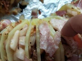 将肉馅夹入每片土豆里，再加上培根，土豆表面，刷薄薄的一层色拉油