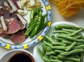 准备好材料豆角洗净切段，腊肉切大块，青椒切段，酱汁调好。