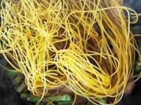把面条散开均匀的铺在豆角上;，盖上锅盖用中小火慢慢焖，5分钟后打开用筷子挑一挑，翻动面条使味道均匀，再盖上锅盖继续焖，。