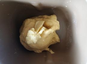 揉十分钟，面团光滑后，加入黄油，继续揉面。