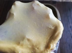 揉至能拉出大片面膜，如图扩展阶段即可。密封基础发酵（室温30度，50分钟）。